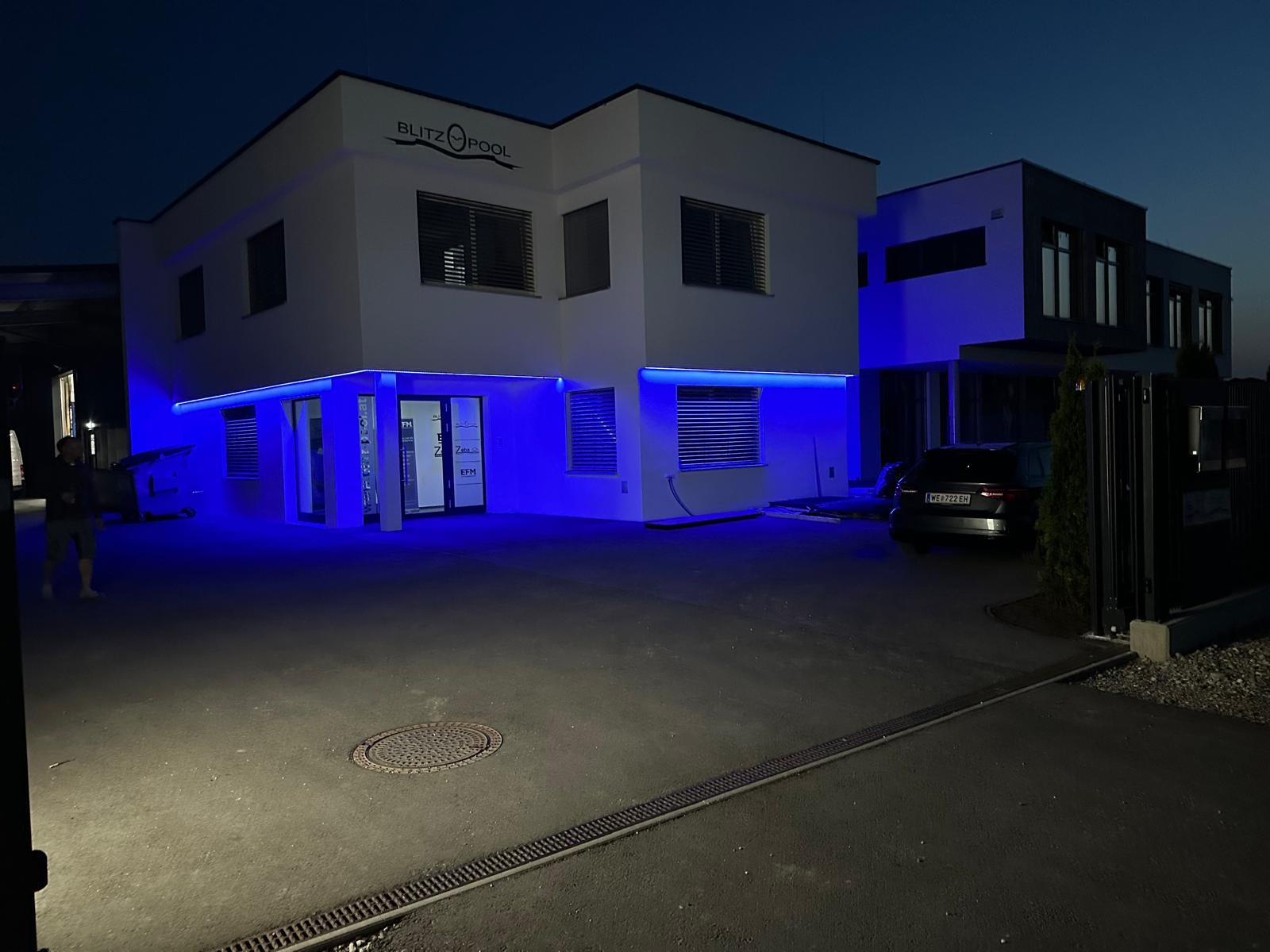Firmengebäude Blitz-Pool bei Nacht